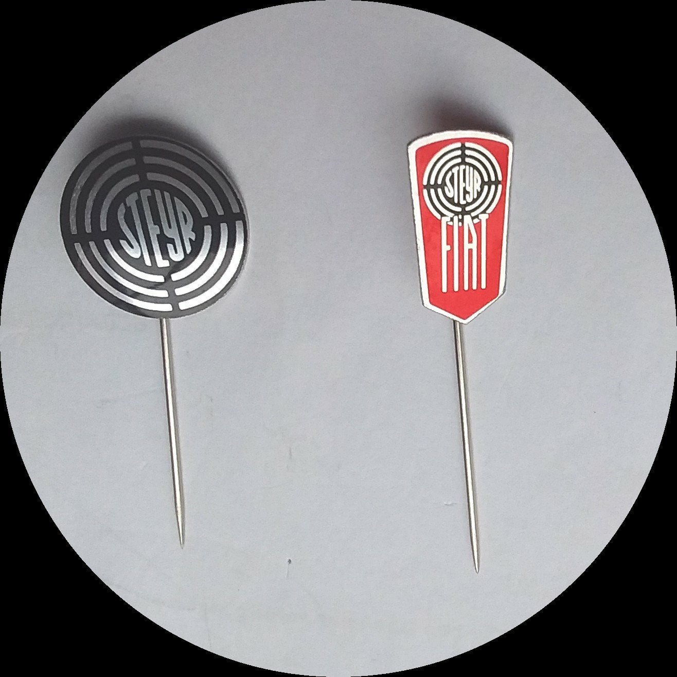2 STEYR speldjes, dun metaal, Ophalen of Verzenden, Zo goed als nieuw, Transport, Speldje of Pin