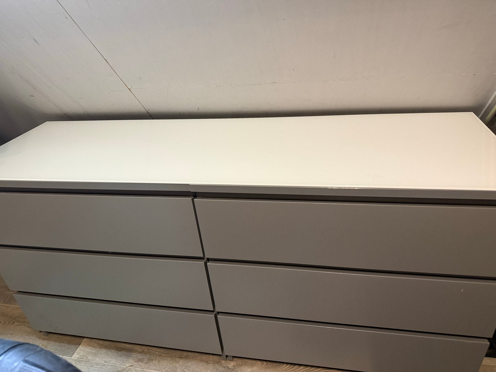 IKEA Malm ladekast met 6 lades en glasplaat - Grijs, Huis en Inrichting, Kasten | Ladekasten, Ophalen, Gebruikt, 5 laden of meer
