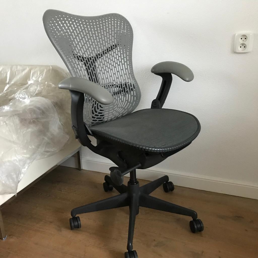 2 Bureaustoelen bureaustoel Herman Miller Mirra zwart grijs, Huis en Inrichting, Bureaustoelen, Gebruikt, Zwart, Ophalen of Verzenden