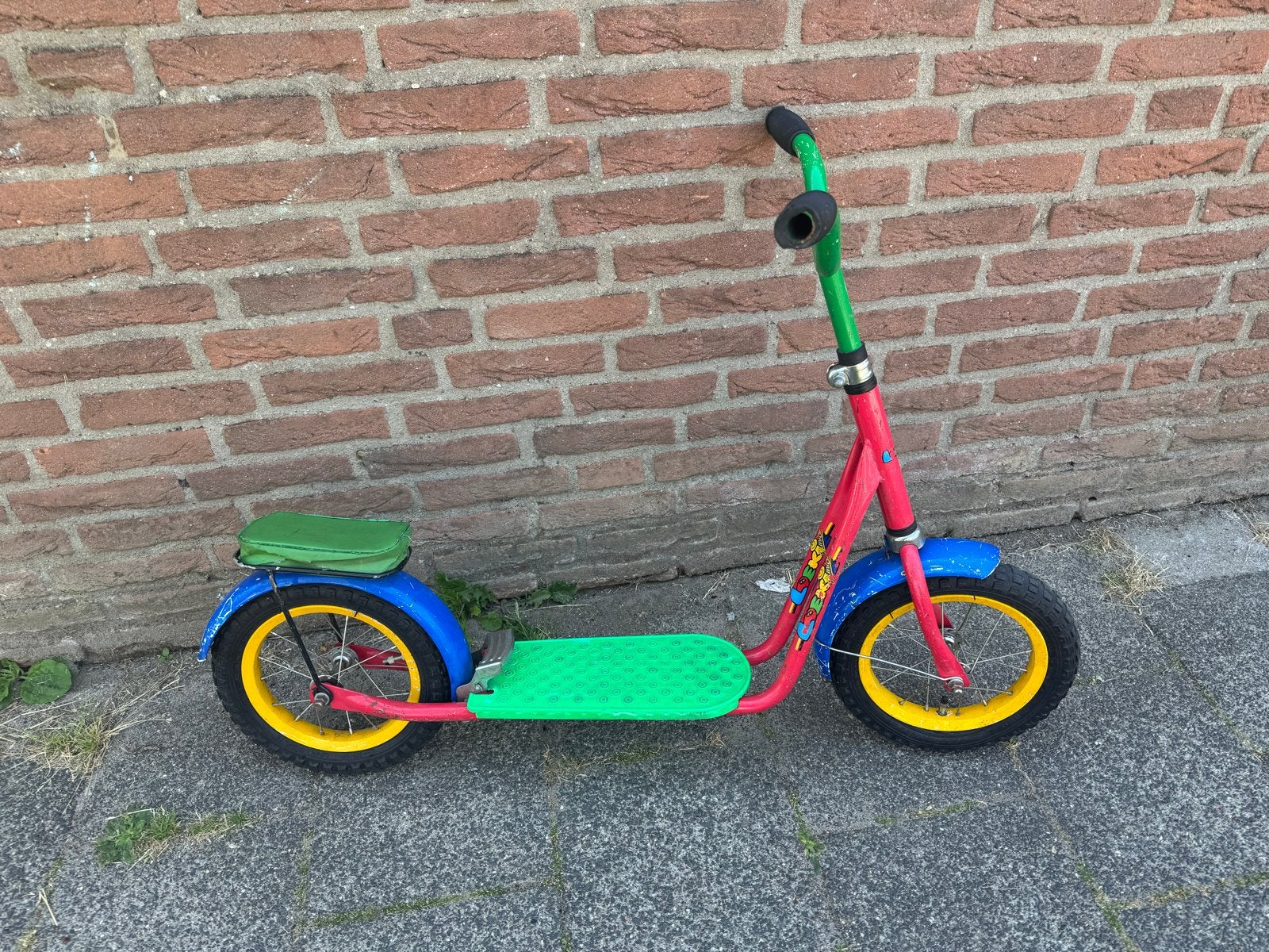 Loekie step met luchtbandjes en zitje, Fietsen en Brommers, Ophalen, Gebruikt, Gewone step