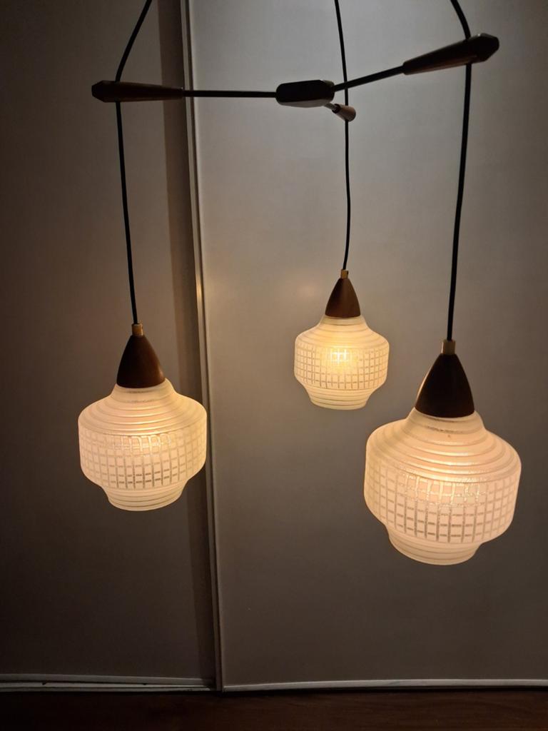 Vintage Scandinavische design hanglamp met 3 glazen kappen, Huis en Inrichting, Lampen | Hanglampen, Zo goed als nieuw, 50 tot 75 cm