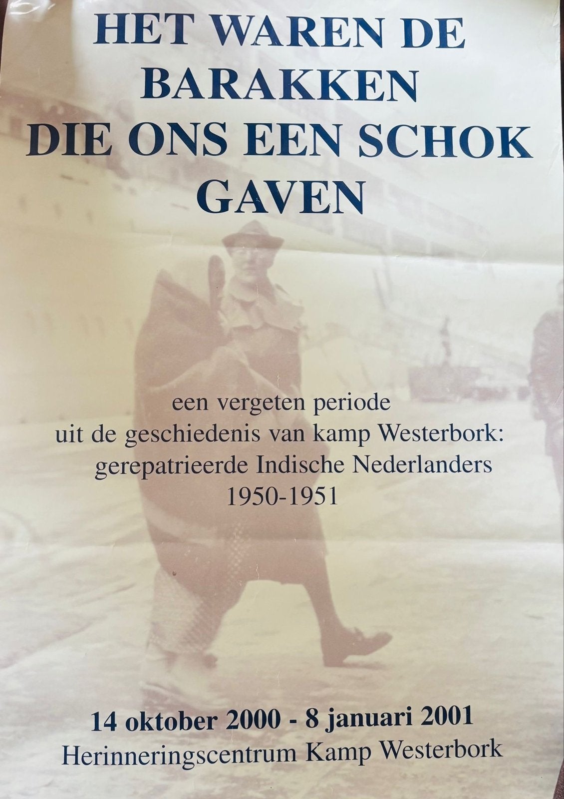 Poster Indië Het waren de barakken die ons een schok gaven, Ophalen of Verzenden, 1945 tot heden, Gelezen, Overige onderwerpen