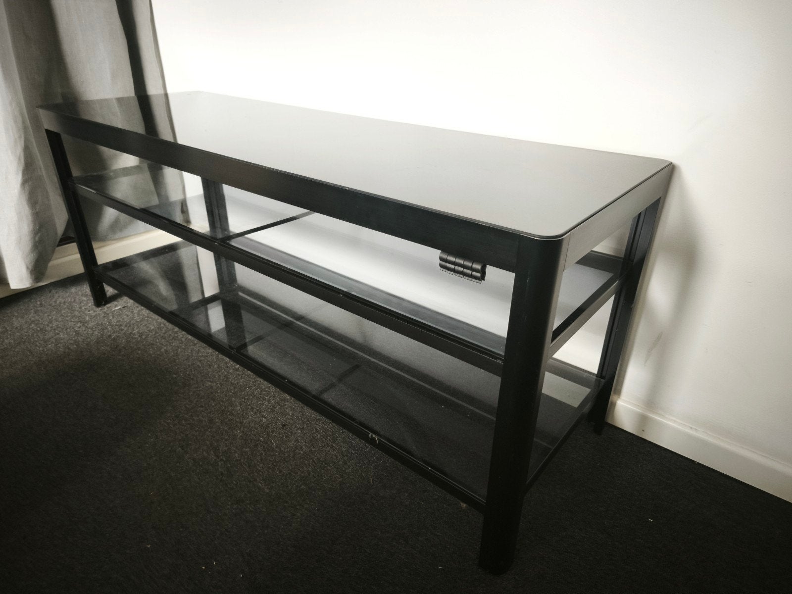 Zwart glazen tv-meubel met 3 planken, Ophalen, 100 tot 150 cm, Zo goed als nieuw, Glas
