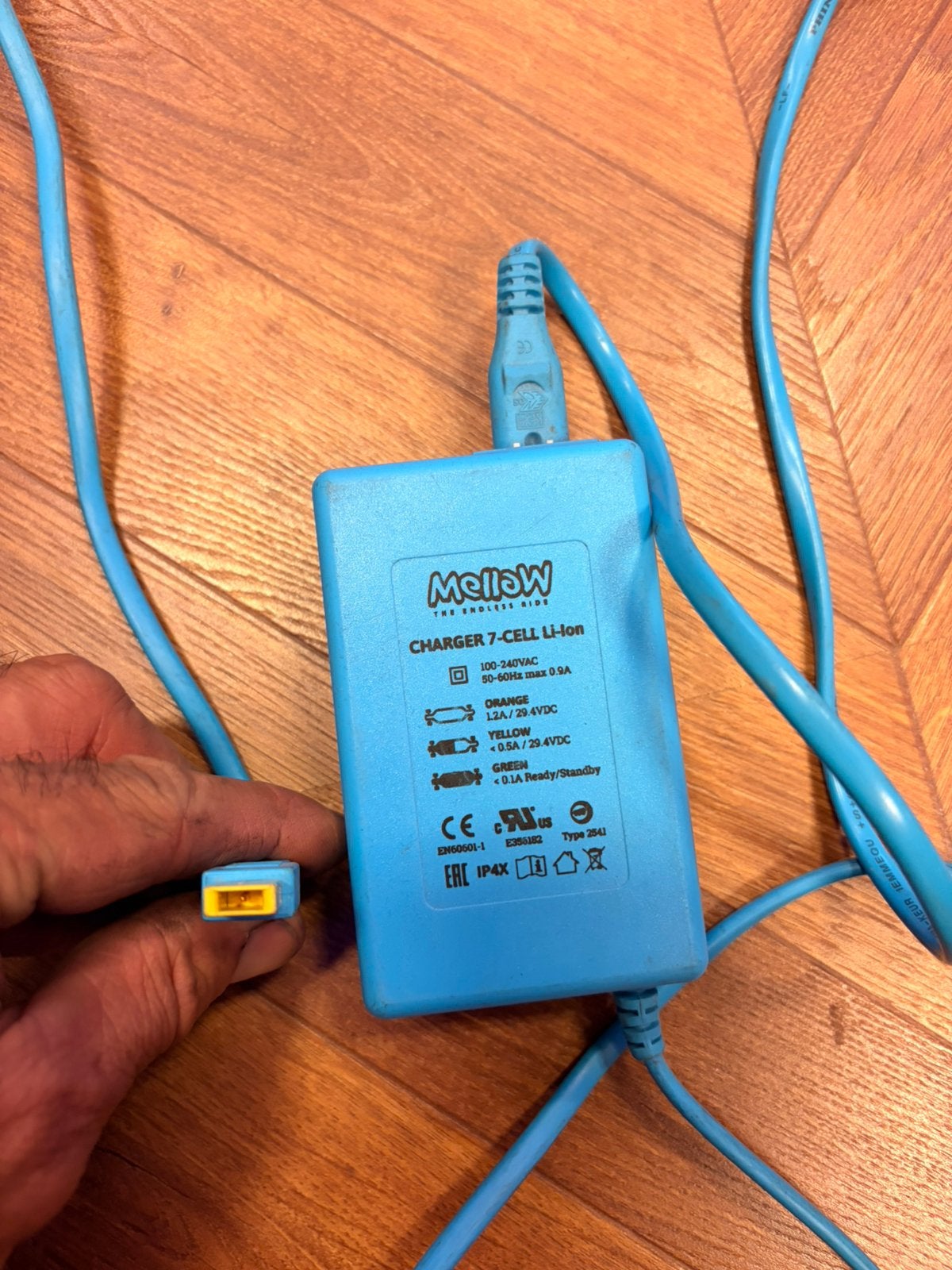 MELLOW BOARD OPLADER, Computers en Software, Laptop-opladers, Ophalen, Nl, Zo goed als nieuw, Nl