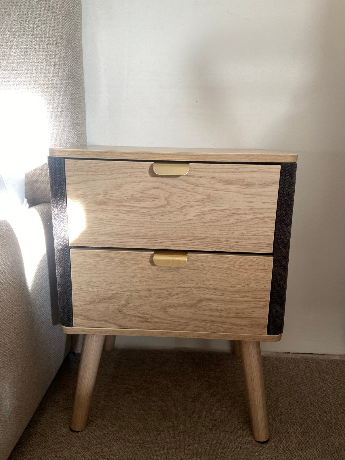 Nachtkastje met 2 lades en gouden handgrepen, Ophalen, Nieuw, 55 tot 70 cm, 45 tot 65 cm