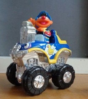Sesamstraat Ernie in monstertruck auto Mattel 18 cm, Ophalen of Verzenden, Zo goed als nieuw