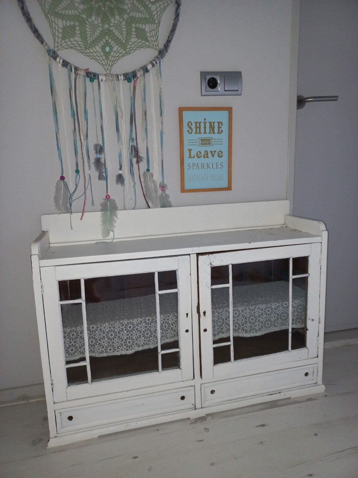 Vintage wit kastje met glazen deuren en lades, Ophalen
