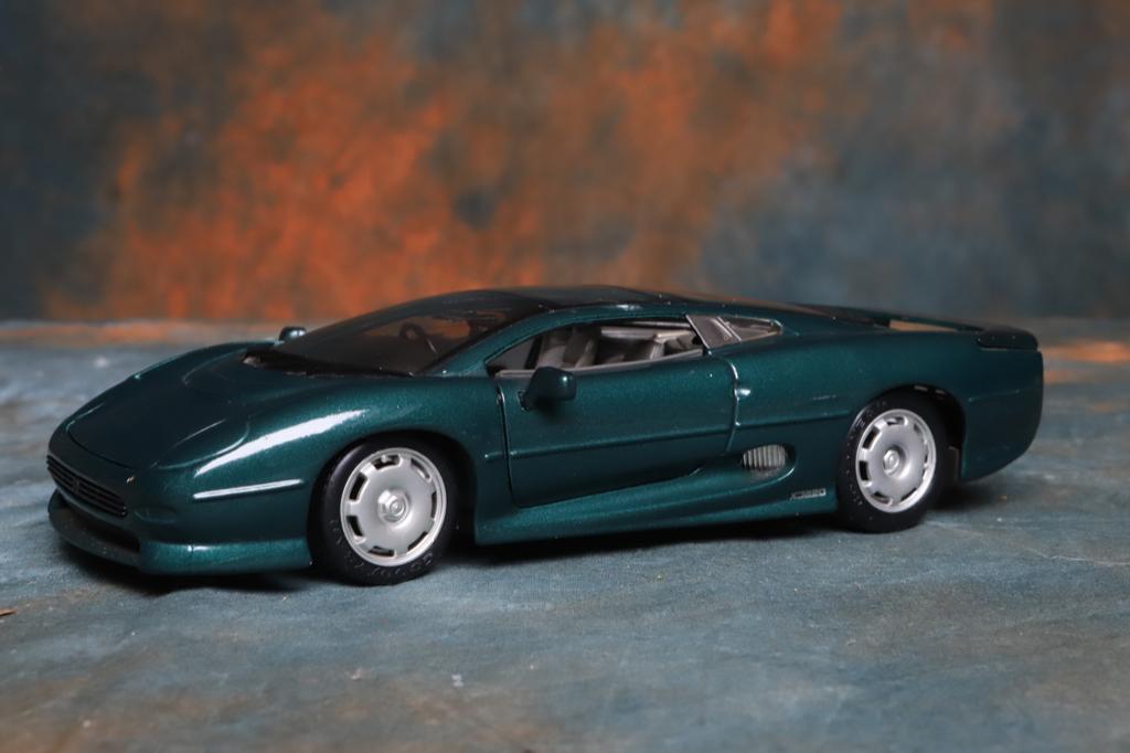 Model auto 1:24. Jaguar XJ220. Maisto, Ophalen of Verzenden, Zo goed als nieuw, Auto, Maisto