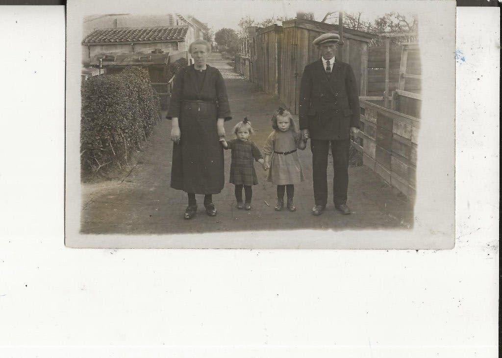 Westland Onbekend Opa en Oma met kleinkinderen, Ophalen of Verzenden, Voor 1920, Ongelopen, Zuid-Holland