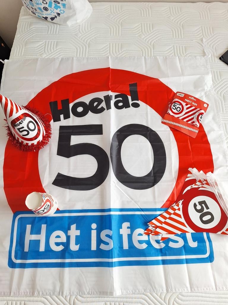 Hoera 50 jaar feestpakket - Vlag, hoedjes, bekers en tape, Hobby en Vrije tijd, Feestartikelen, Ophalen of Verzenden, Versiering