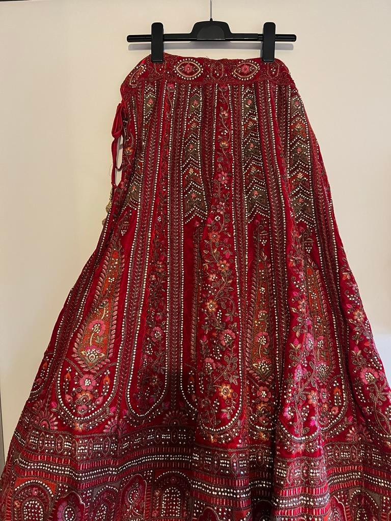 Prachtige Rode Lehenga met Gedetailleerd Borduurwerk, Overige typen, Maat 46/48 (XL) of groter, Nieuw, Ophalen of Verzenden