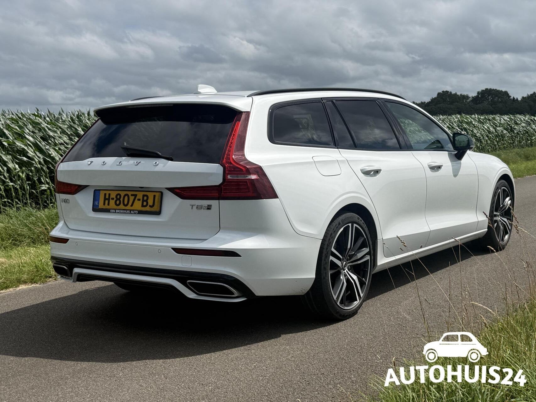 Volvo V60 2.0 T8 Twin Engine AWD 390pk R-Design 360|PANO|HUD, Auto's, Volvo, Automaat, Gebruikt, 4 cilinders, Wit