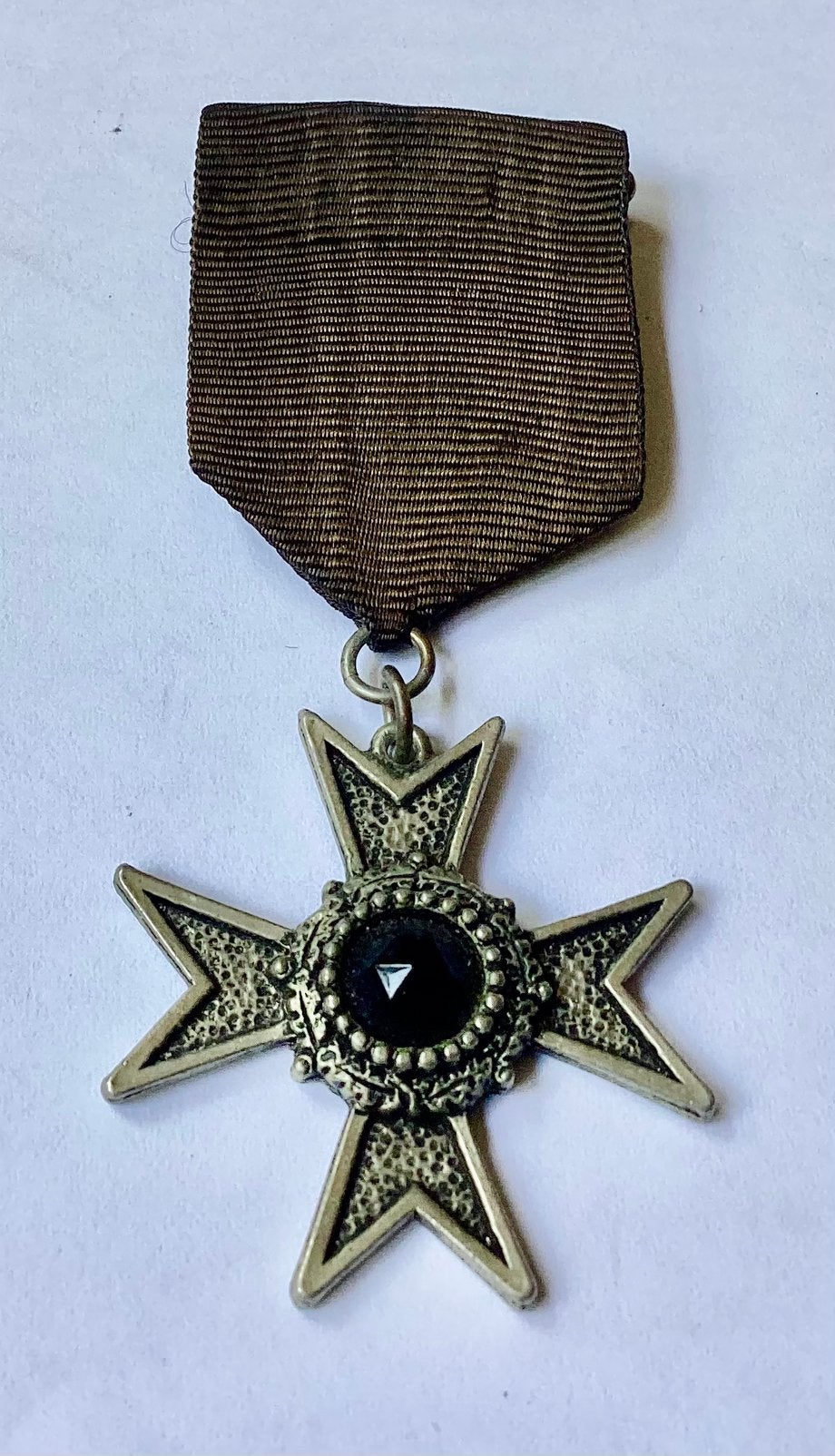 Onderscheiding / medaille in stervorm met paarse steen., Ophalen of Verzenden, Overige materialen