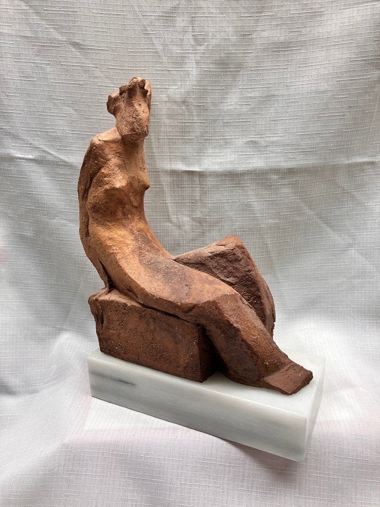 Gesigneerd zittend naakt chamotte op marmeren sokkel ca 1970, Verzenden, 20 - 50 cm, Beeld, Bruin
