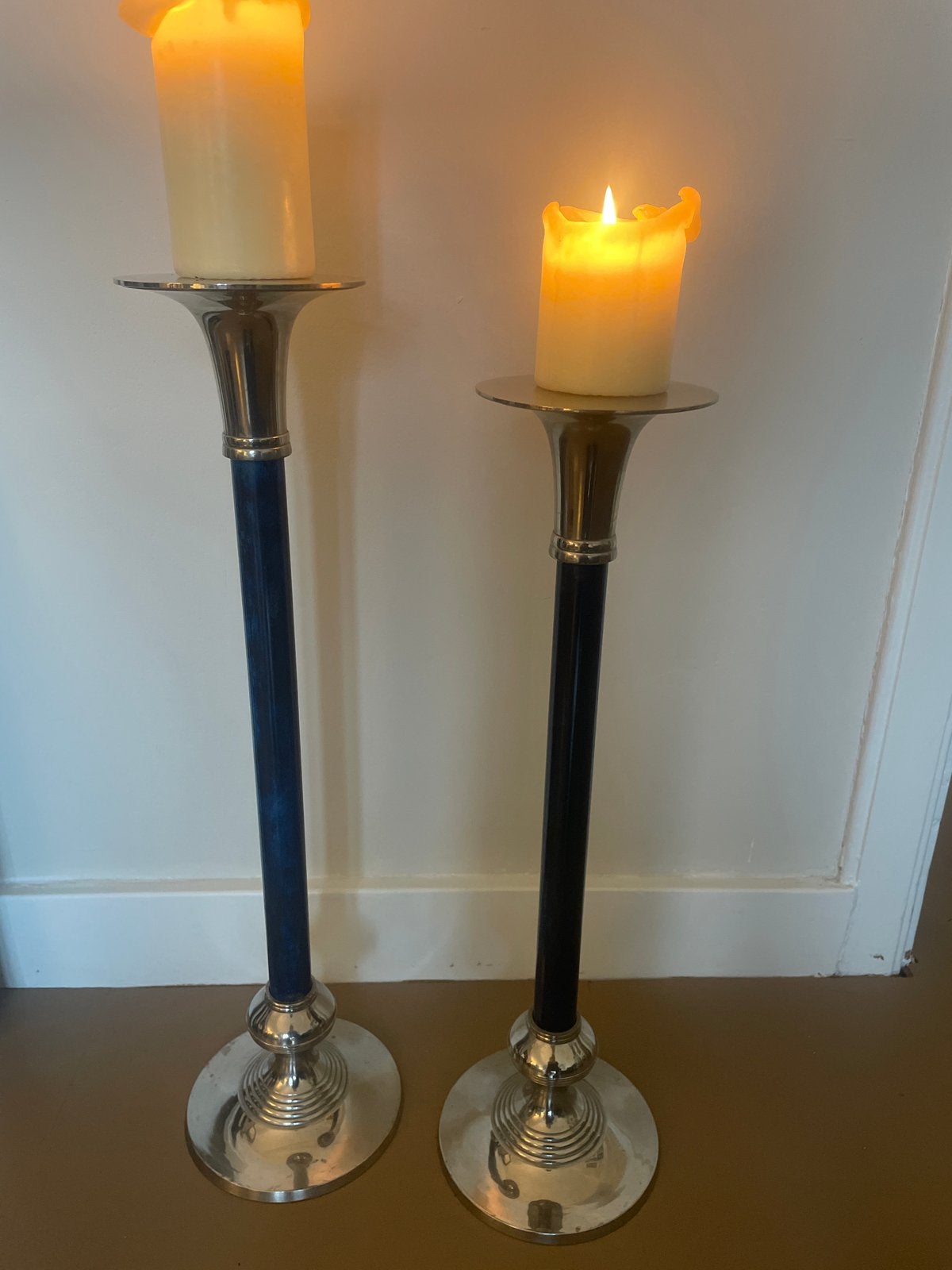 Set van 2 elegante zilverkleurige kandelaars met blauw accen, Ophalen of Verzenden, Overige materialen