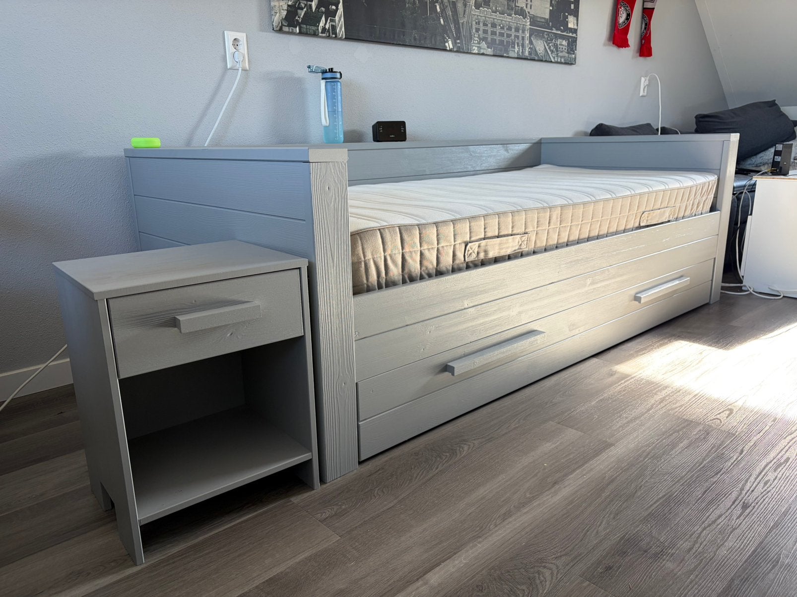 Grijs houten bed met matras en schuiflade, Ophalen, Zo goed als nieuw, Eenpersoons