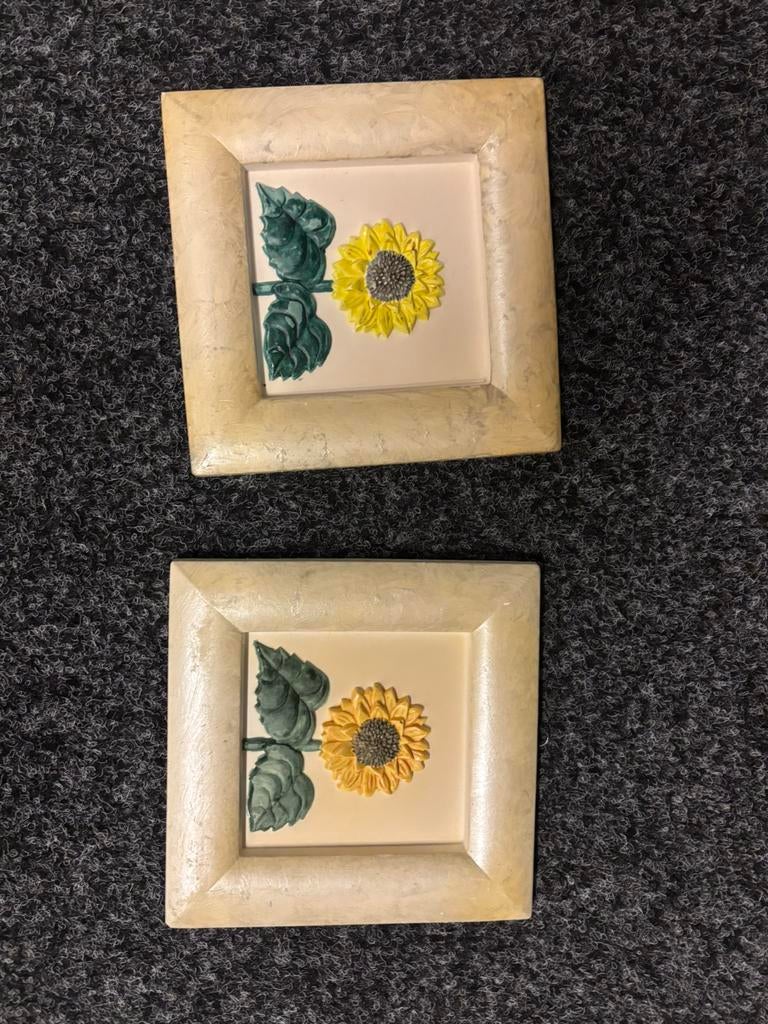 Twee gips schilderijtjes zonnebloem 14-14 cm, Huis en Inrichting, Minder dan 50 cm, Ophalen of Verzenden, Zo goed als nieuw, Schilderij