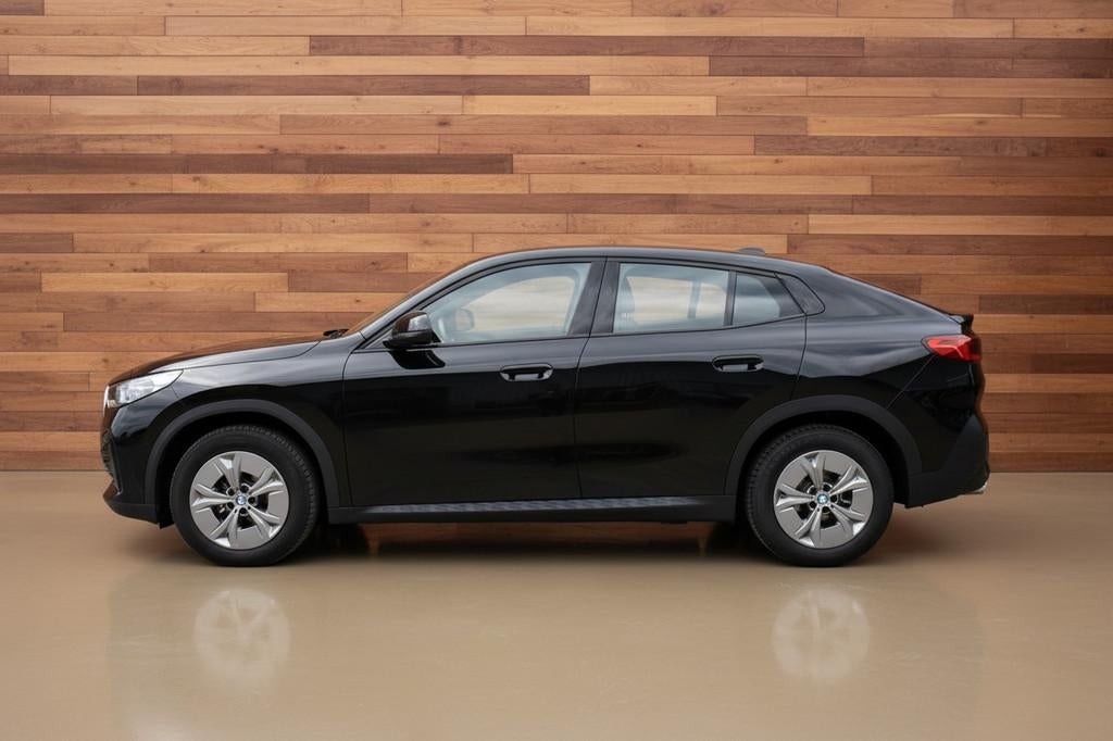BMW iX2 eDrive20 67 kWh | SOH 100% (bj 2024, automaat), Auto's, BMW, 478 km, Stof, Met garantie (alle), 24 min