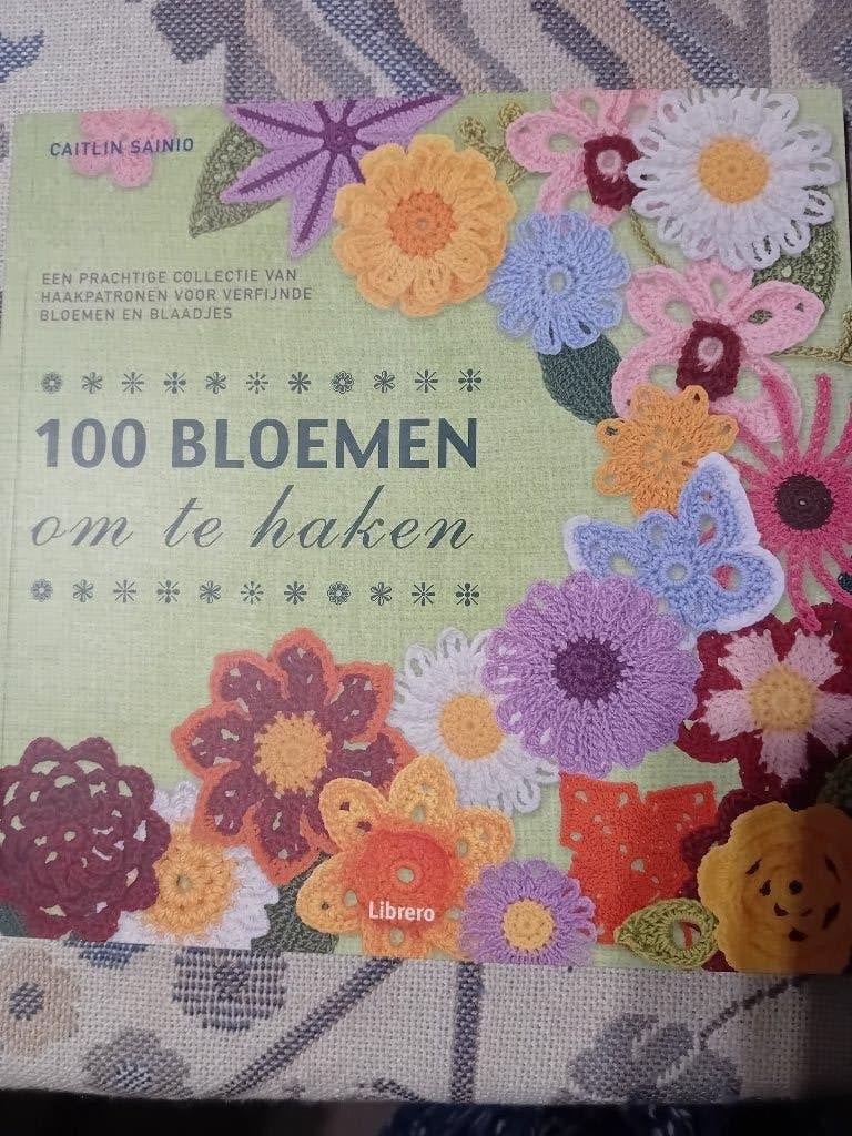 100 Bloemen om te haken- Caitlin Sainio, Ophalen of Verzenden, Nieuw, Haken, Patroon of Boek
