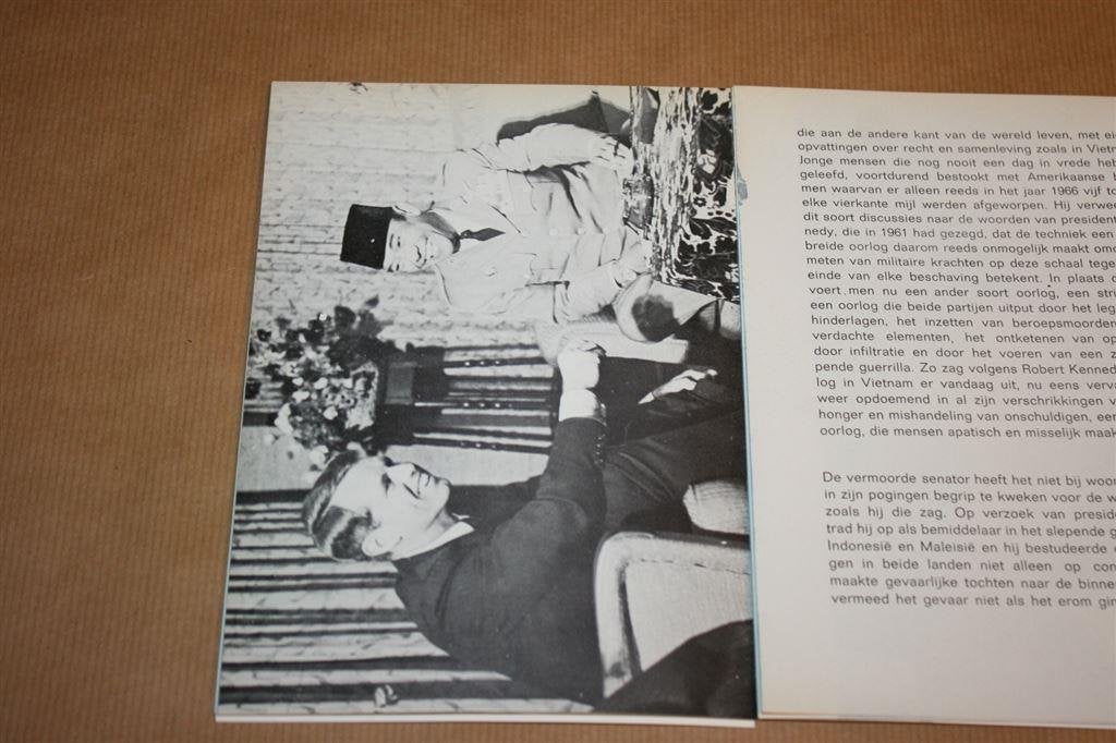 In memoriam Robert F. Kennedy - D. Mertens, Boeken, Ophalen of Verzenden, Gelezen, Noord-Amerika
