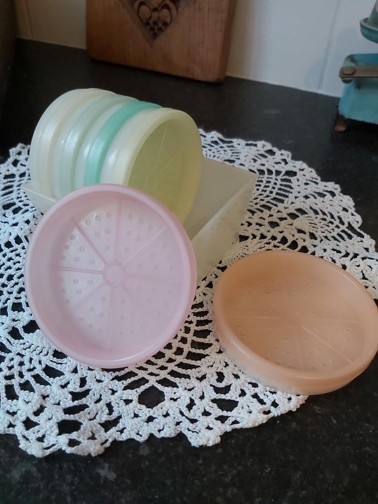 Vintage tupperware onderzetters + houder 6 kleuren zeldzaam., Ophalen of Verzenden, Glas of Kopje