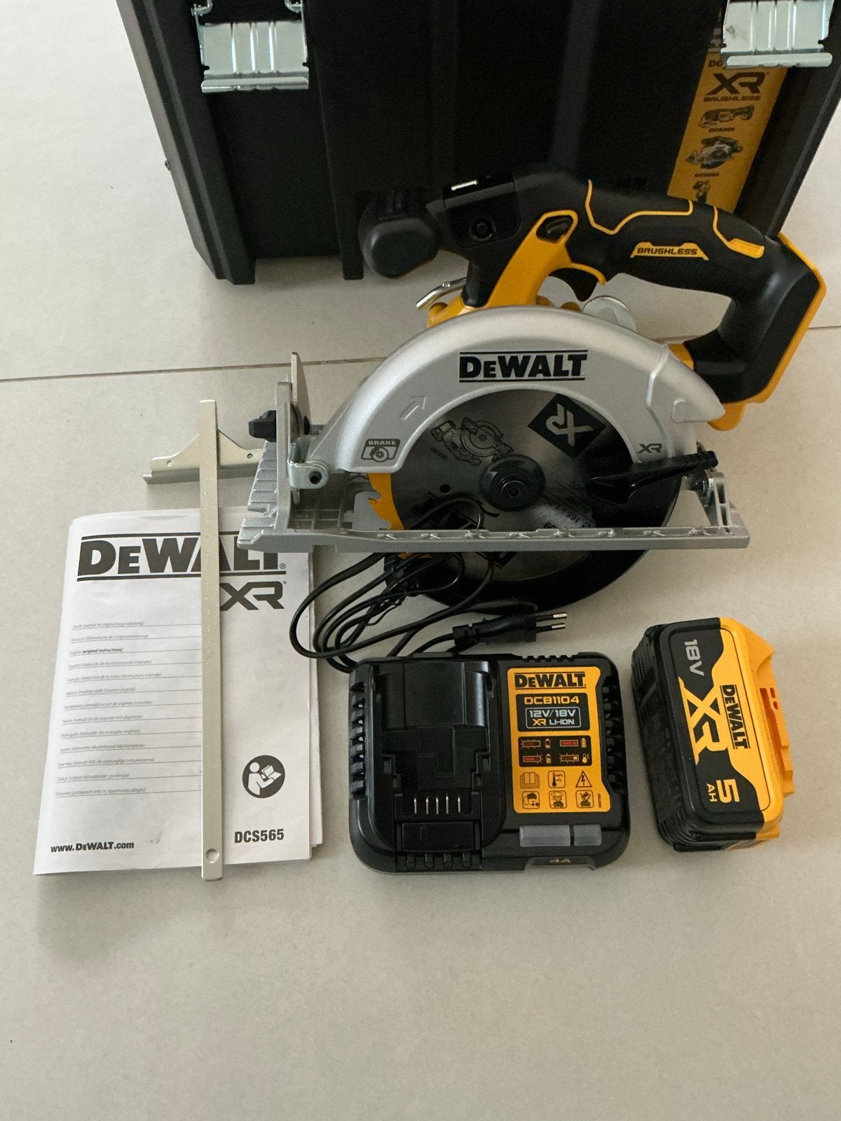 Dewalt DCS565 Cirkelzaag met DCB1104 lader en DCB184 accu, Doe-het-zelf en Verbouw, Cirkelzaag, 70 mm of meer, Nieuw, Ophalen of Verzenden
