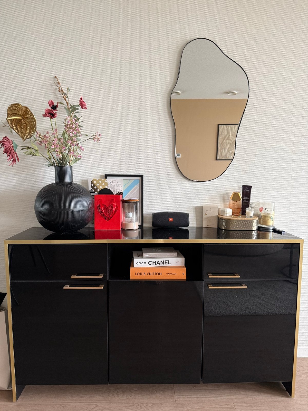 Stijlvol zwart dressoir met gouden accenten, Ophalen, Overige materialen, 150 tot 200 cm, Zo goed als nieuw