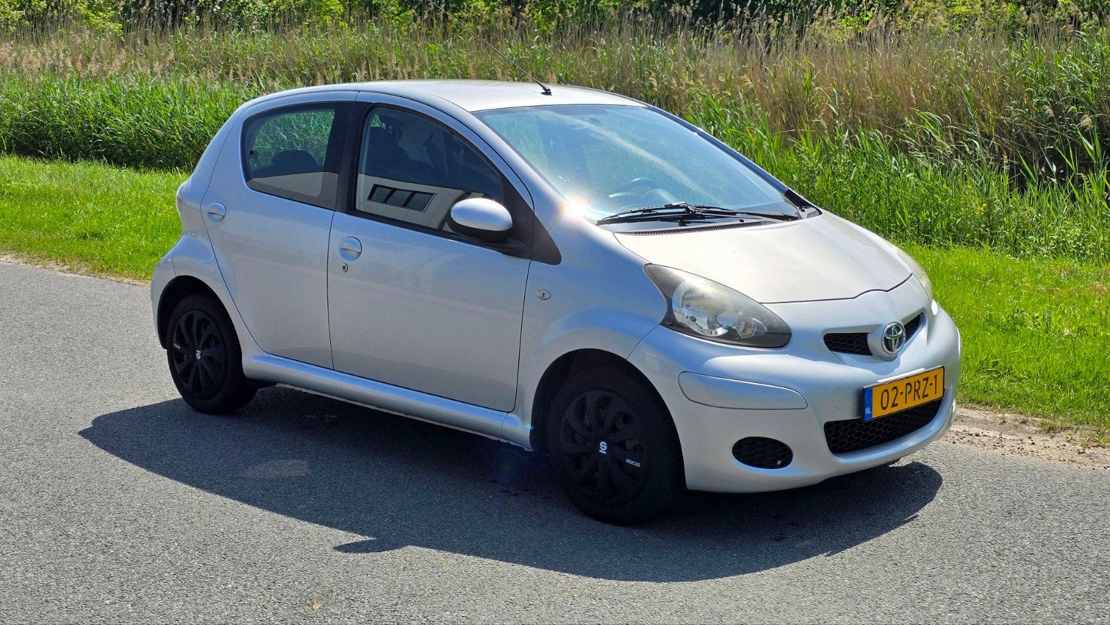 Toyota Aygo 1.0 12V Vvt-i 5DRS 2011 Satin Silver, Voorwielaandrijving, Stof, 4 stoelen, 68 pk