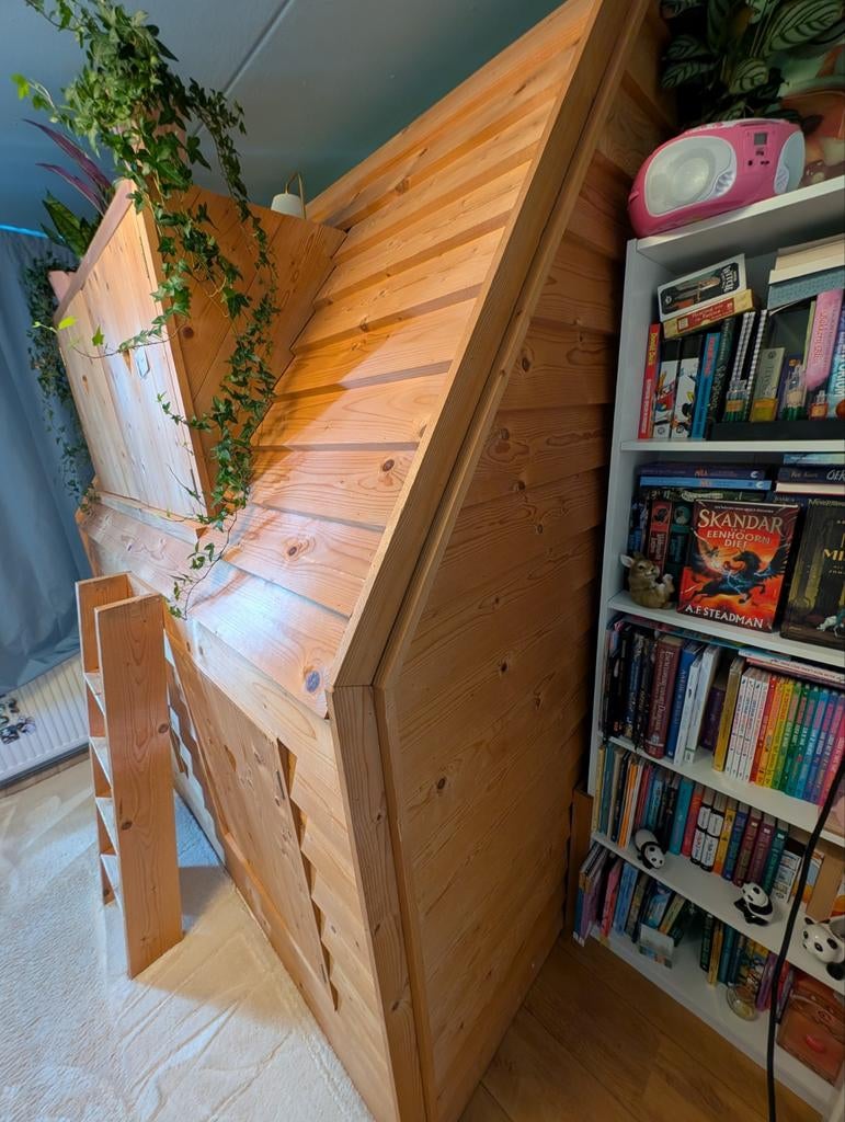 Uniek houten bed huis met 2 slaapplekken stapelbed, Kinderen en Baby's, Kinderkamer | Stapelbedden en Hoogslapers, Ophalen, Zo goed als nieuw