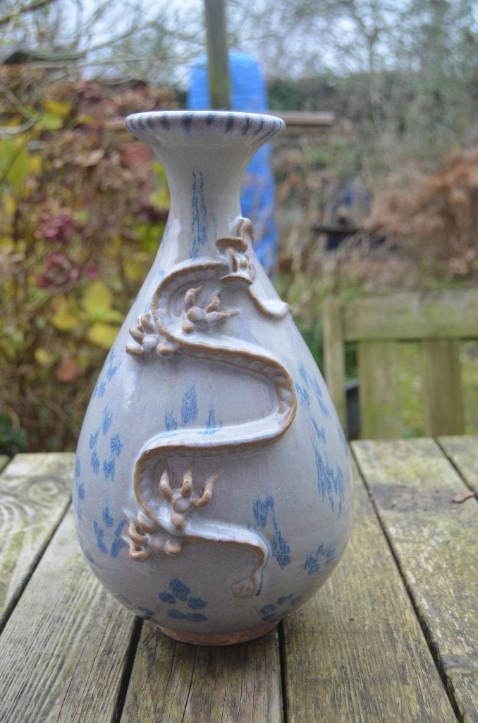 Mooie Chinese vaas met draak 20e eeuw., Reliëf, Steen/keramiek, Blauw, Ophalen of Verzenden
