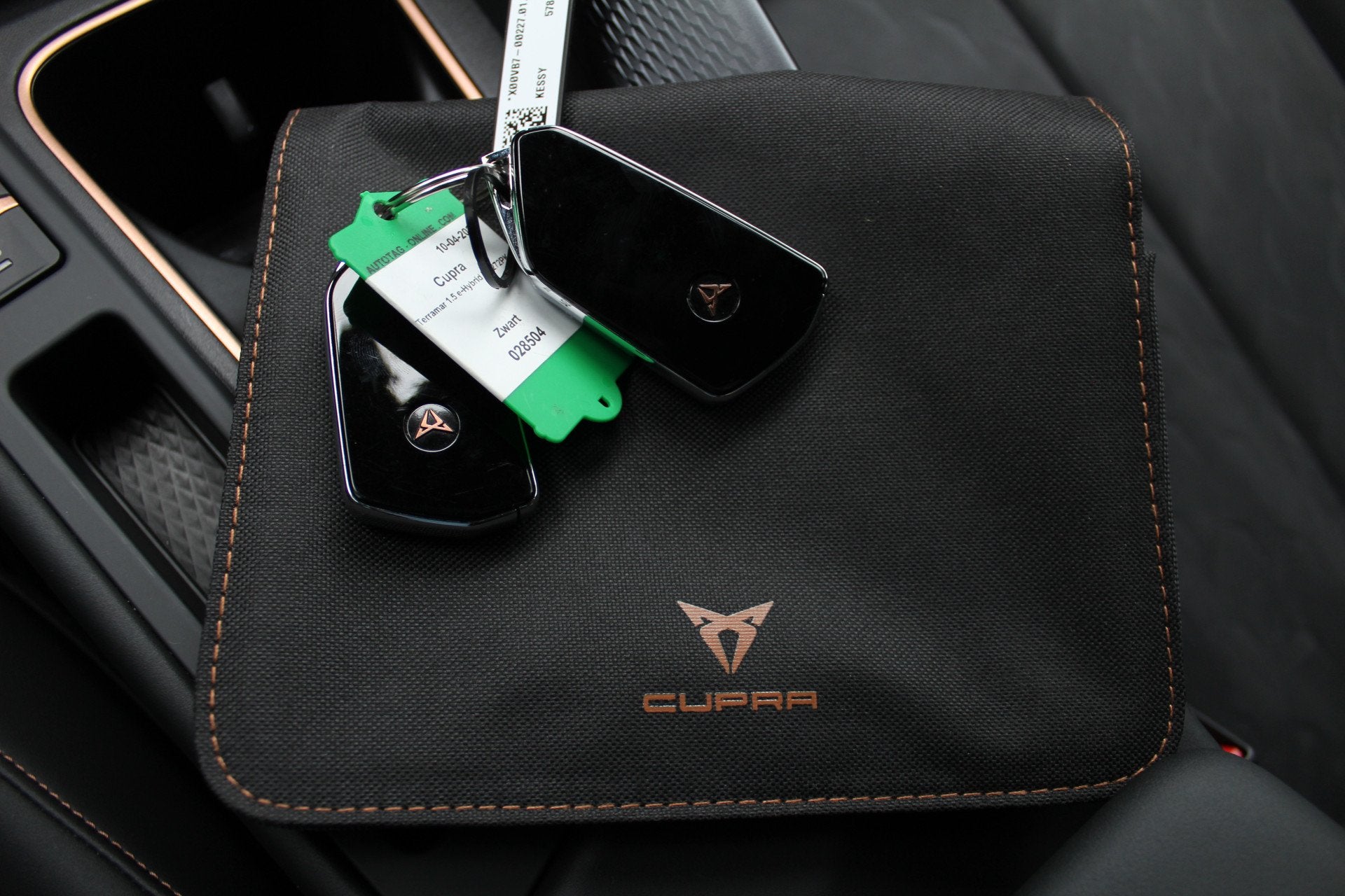 CUPRA Terramar 1.5 TSI e-Hybrid VZ Performance 272pk | Head-, Auto's, 12 maanden, 4 cilinders, 250 km/l, Zwart