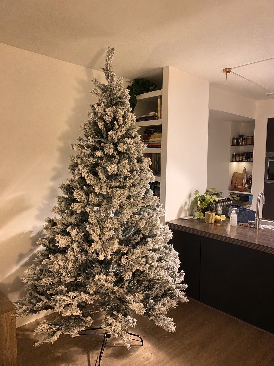 Besneeuwde kunstkerstboom 240 cm – Lameca sneeuw, Diversen, Ophalen, Zo goed als nieuw