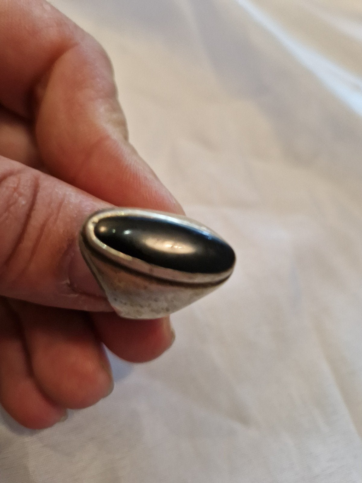 Zilverkleurige ring met zwarte steen, Gebruikt, Ophalen of Verzenden, 17 tot 18, Dame of Heer