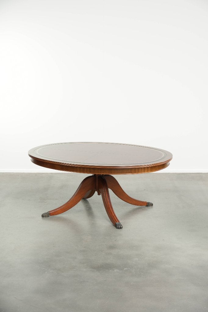 Ovale salontafel met een roodleren blad in Engelse stijl, Huis en Inrichting, Ophalen, Gebruikt, 100 tot 150 cm, 50 tot 100 cm