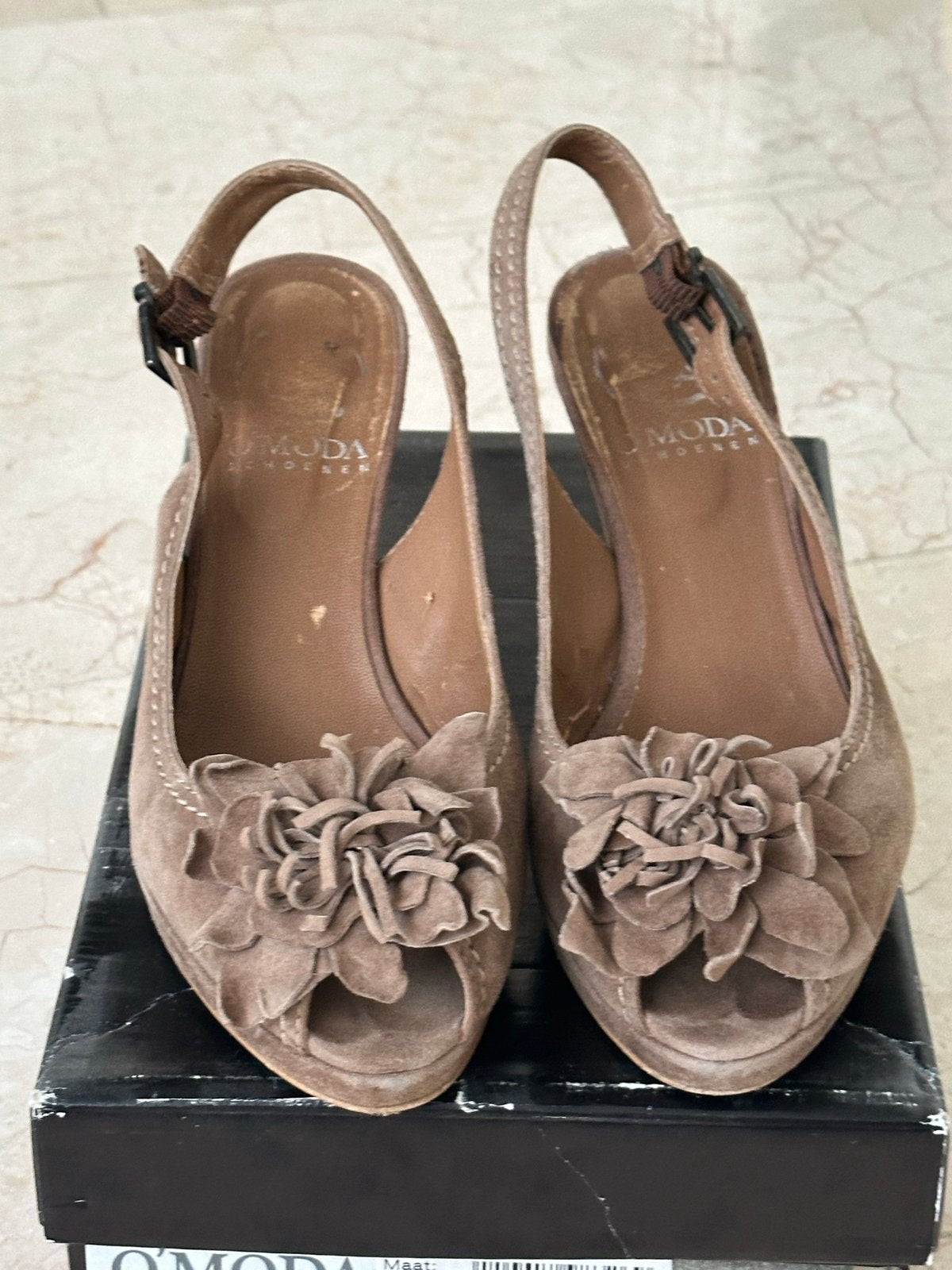 Omoda suède pumps met bloem - Maat 38, Ophalen of Verzenden, Gedragen, Bruin, Pumps