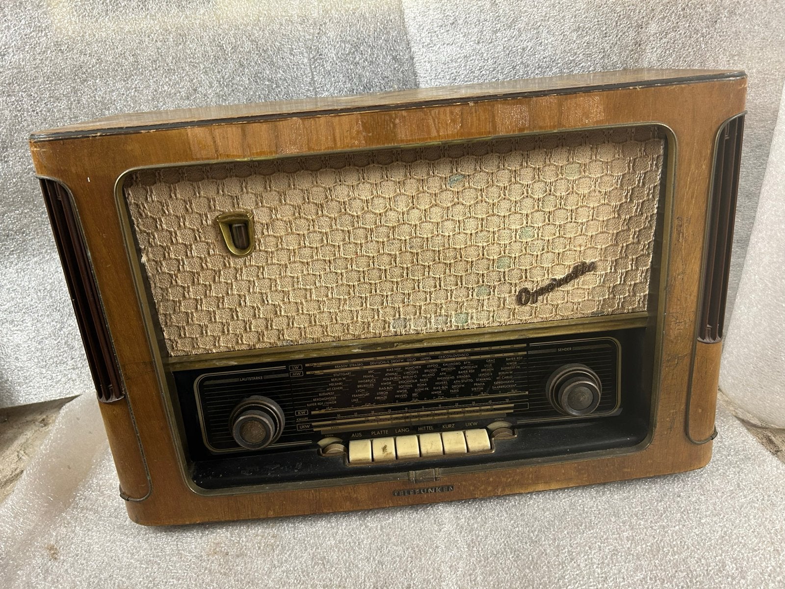 Vintage Telefunken Operette 6 buizenradio, Ophalen