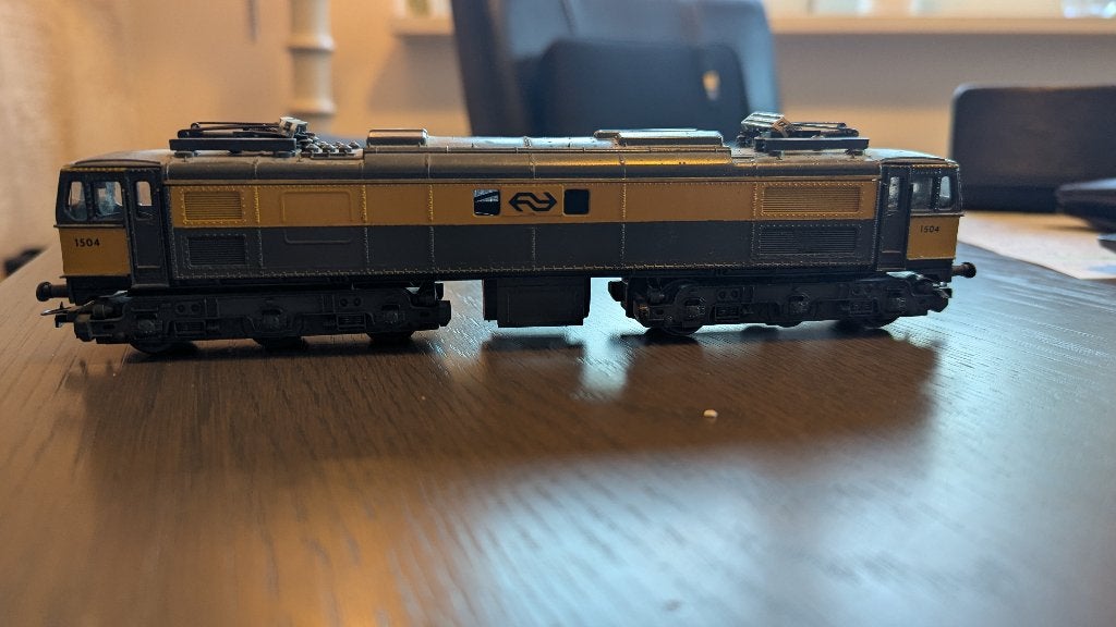 NS 1504 elektrische locomotief – geel/grijs – rijdend, Overige merken, Gebruikt, Ophalen of Verzenden, NS
