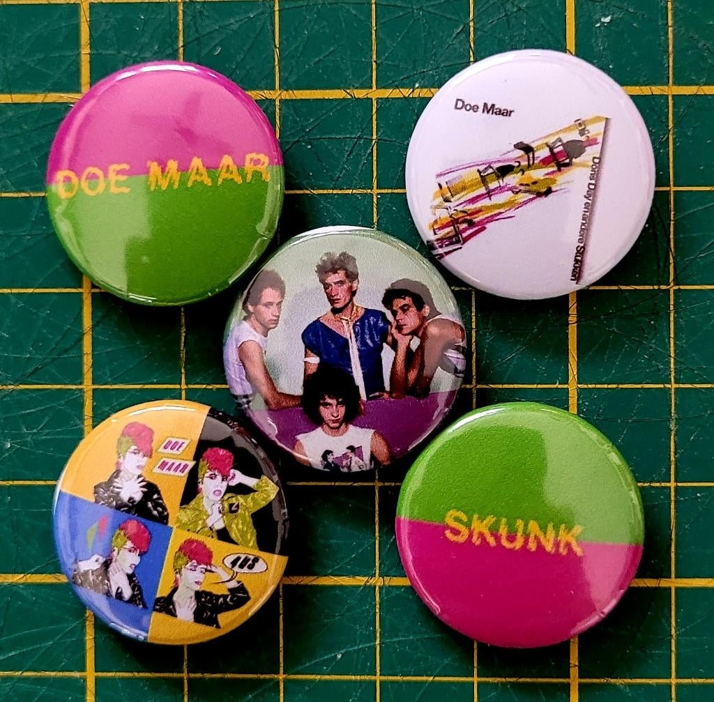 Doe Maar buttons (1), Verzamelen, Muziek, Artiesten en Beroemdheden, Verzenden, Nieuw, Gebruiksvoorwerp