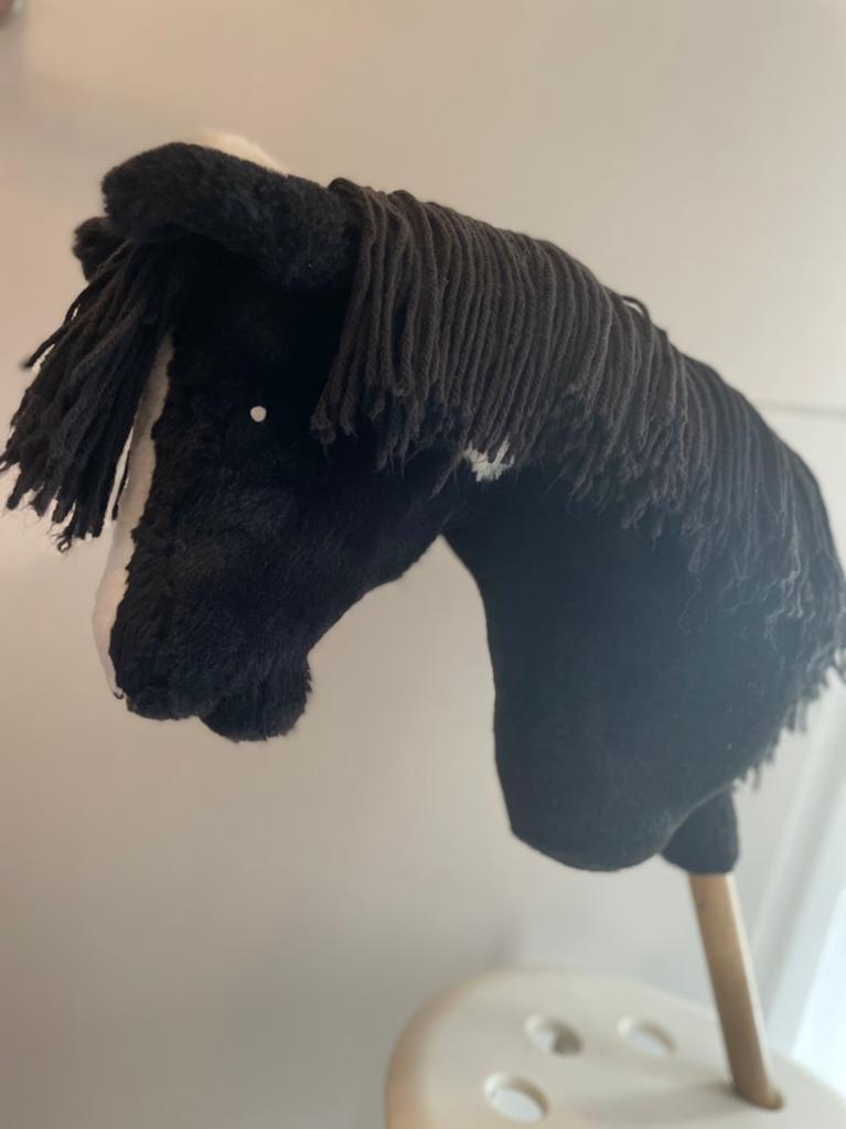 Zwart wit gevlekte hobbyhorse+ Pipoos tuig, Ophalen of Verzenden, Zo goed als nieuw