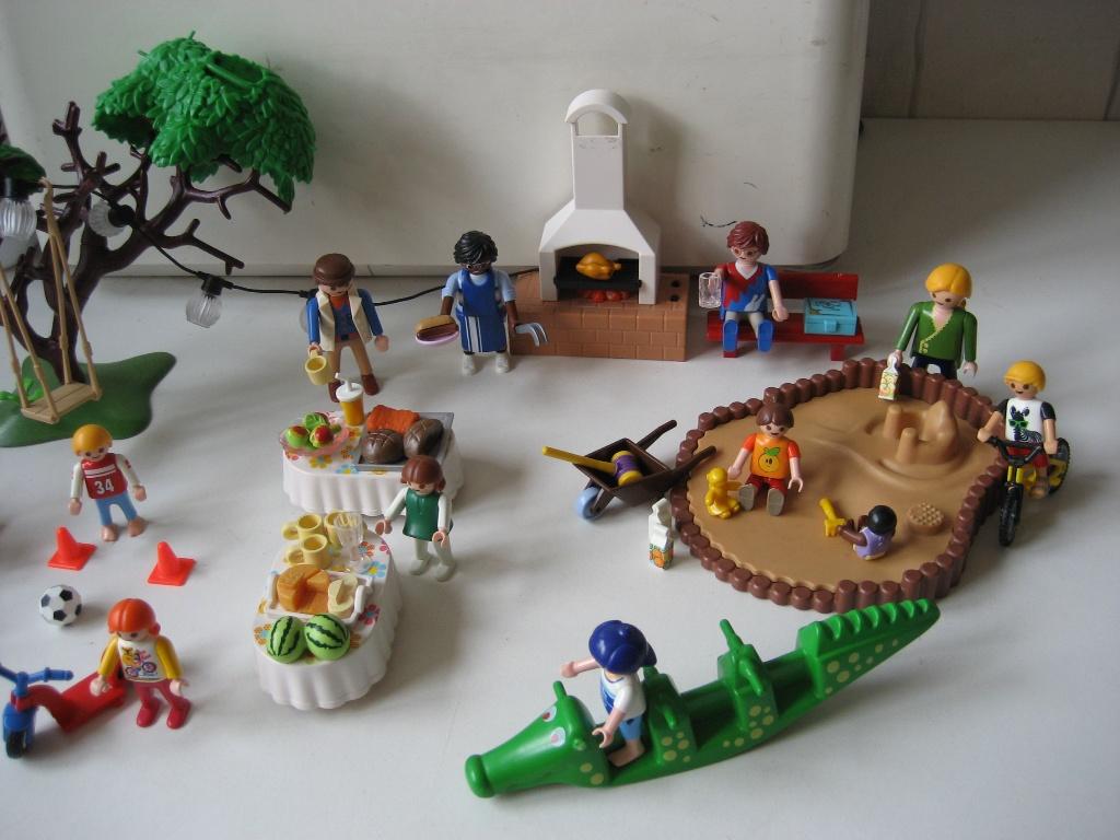 playmobil buurt barbeque met veel spelende kinderen, Kinderen en Baby's, Speelgoed | Playmobil, Ophalen of Verzenden, Zo goed als nieuw