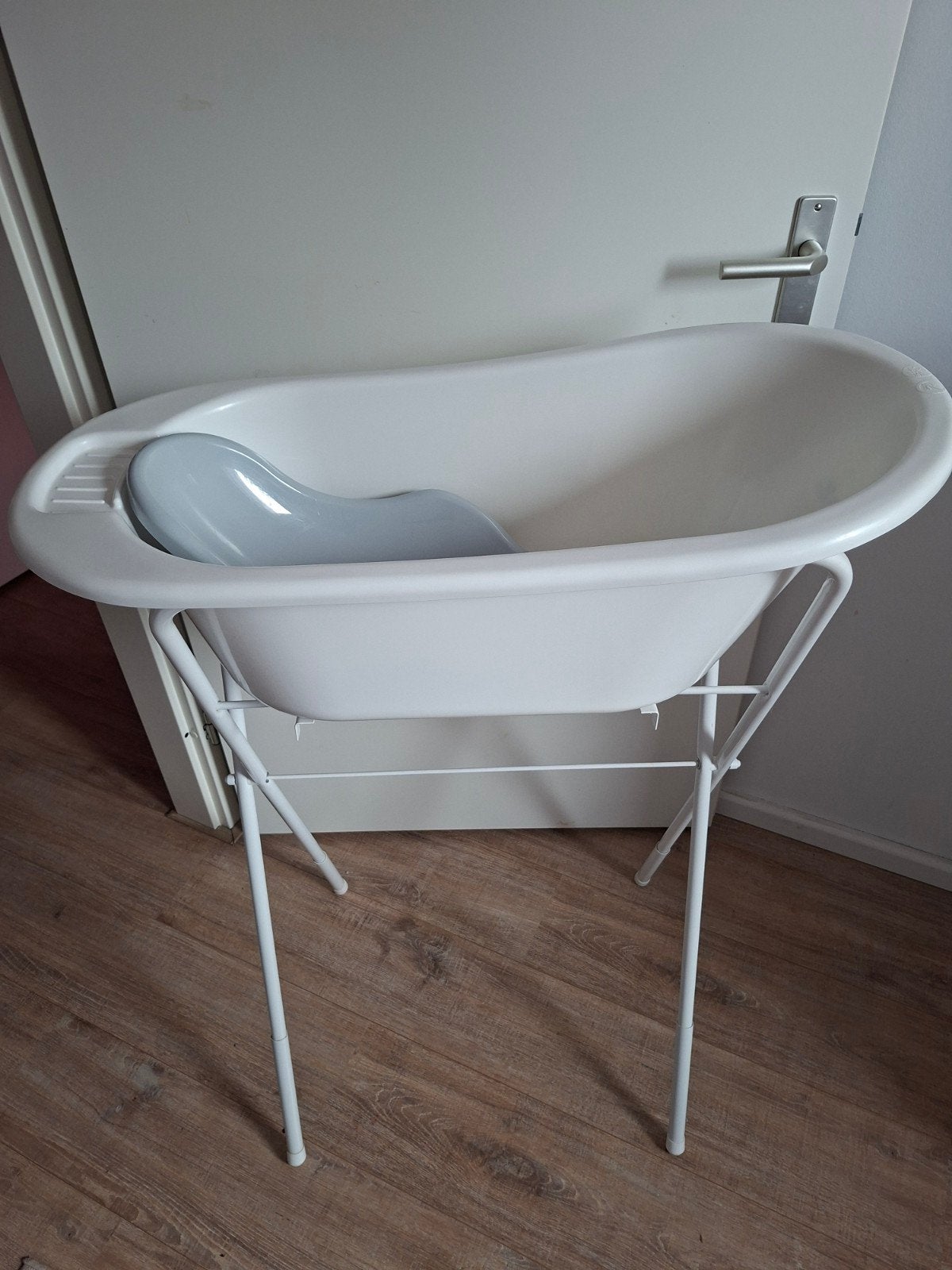 Bébé-jou babybadje met standaard en badzitje, Kinderen en Baby's, Badjes en Verzorging, Ophalen, Zo goed als nieuw, Badje, Bébé-jou