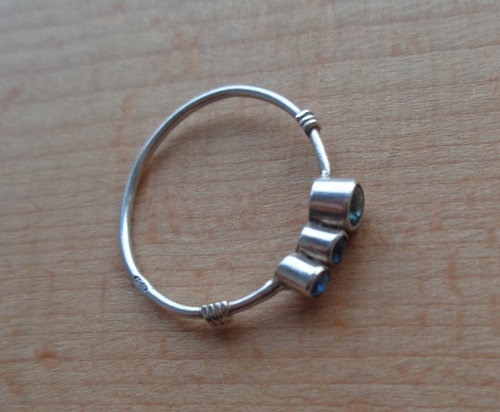 zilveren ring met zwarte steentjes [859], Verzenden, Zo goed als nieuw, 17 tot 18, Dame