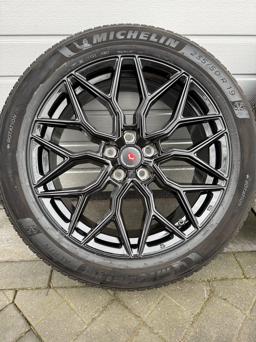 Foto 3 van 19 “ Tesla Model Y Juniper velgen Performance winterbanden