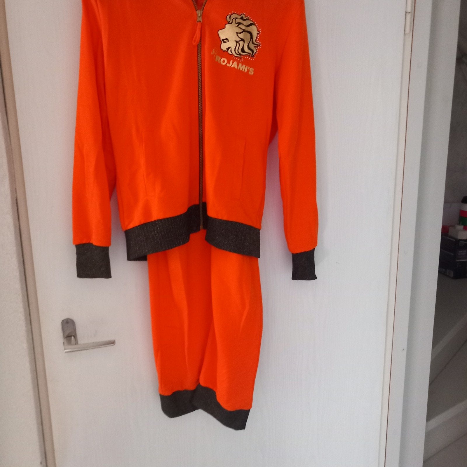Oranje trainingspak met leeuwenprint - Rojami's, Rojami's, Oranje, Ophalen of Verzenden, Zo goed als nieuw