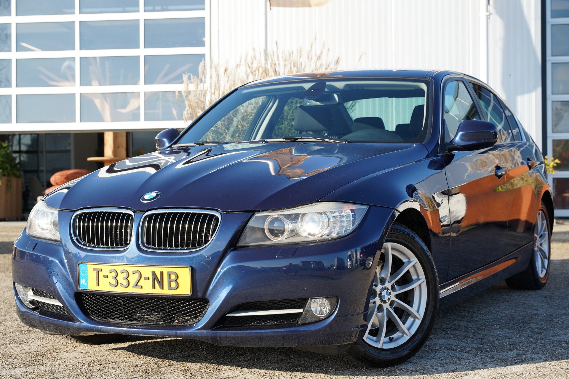 BMW 3-serie 320i M Line 170pk | Audio-navigatie full map | B, Auto's, Zwart, 4 cilinders, Blauw, Xenon verlichting