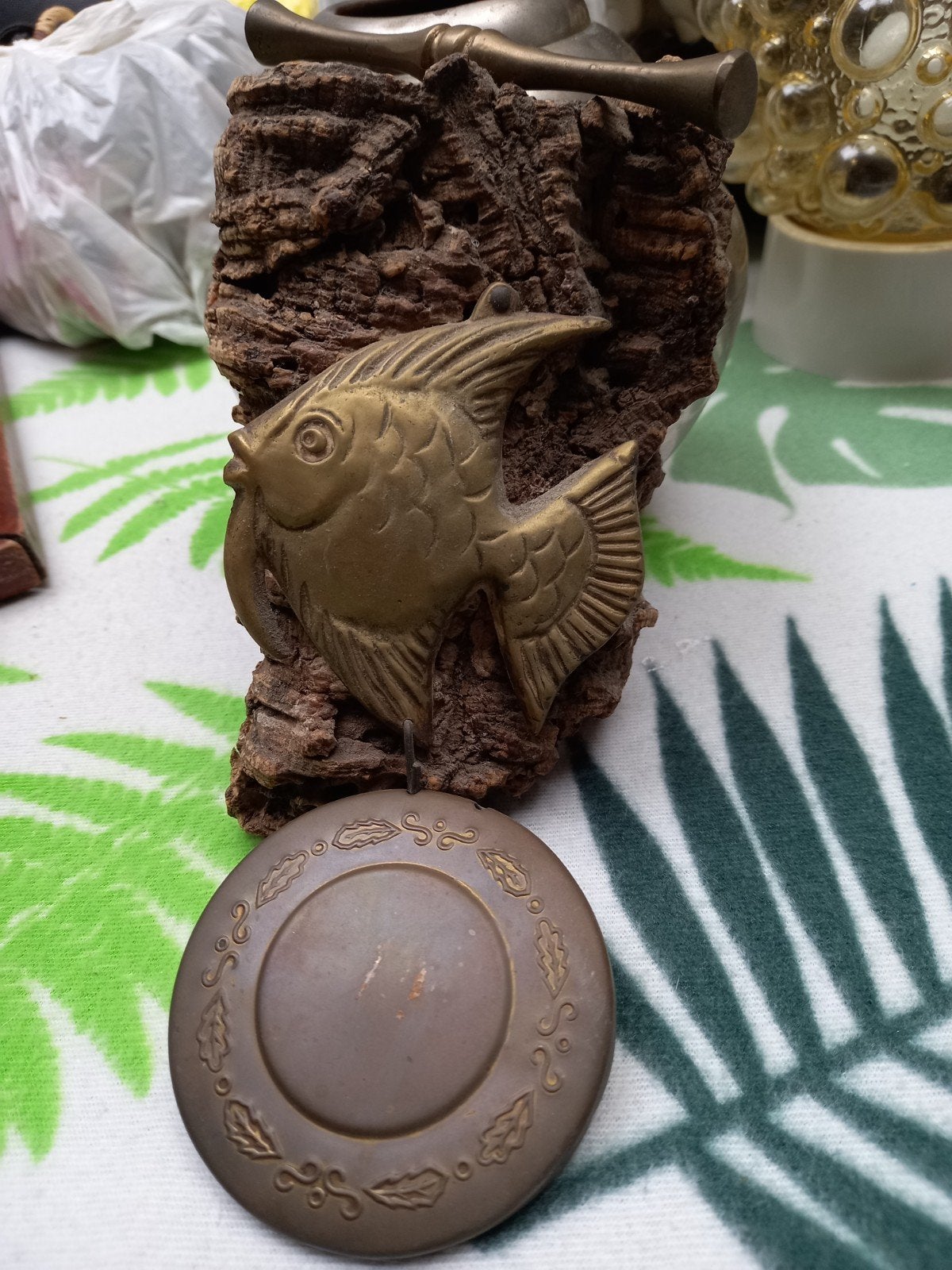 Kleine oude messing gong die aan een kurken wandplaat hangt., Ophalen of Verzenden