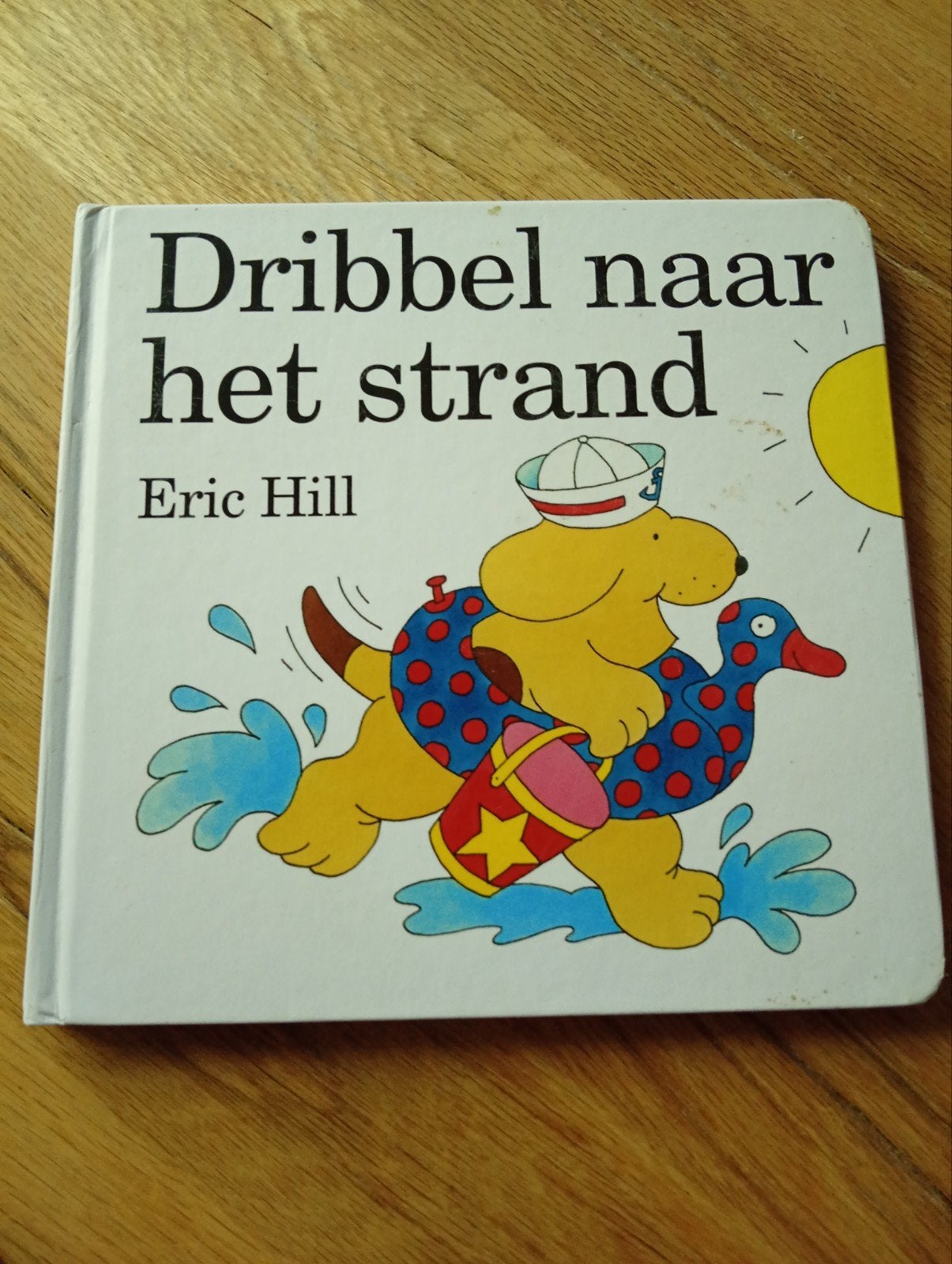 Dribbel naar het strand - Eric Hill, Gelezen, Ophalen of Verzenden, 0 tot 6 maanden, Uitklap-, Voel- of Ontdekboek
