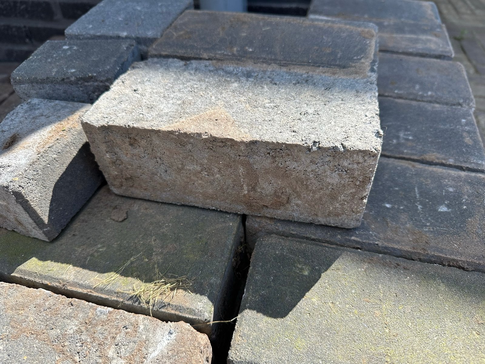 Restpartij betonstenen (ca. 20x10x8) - 82 stuks, Ophalen, Gebruikt, Klinkers, Minder dan 5 m²