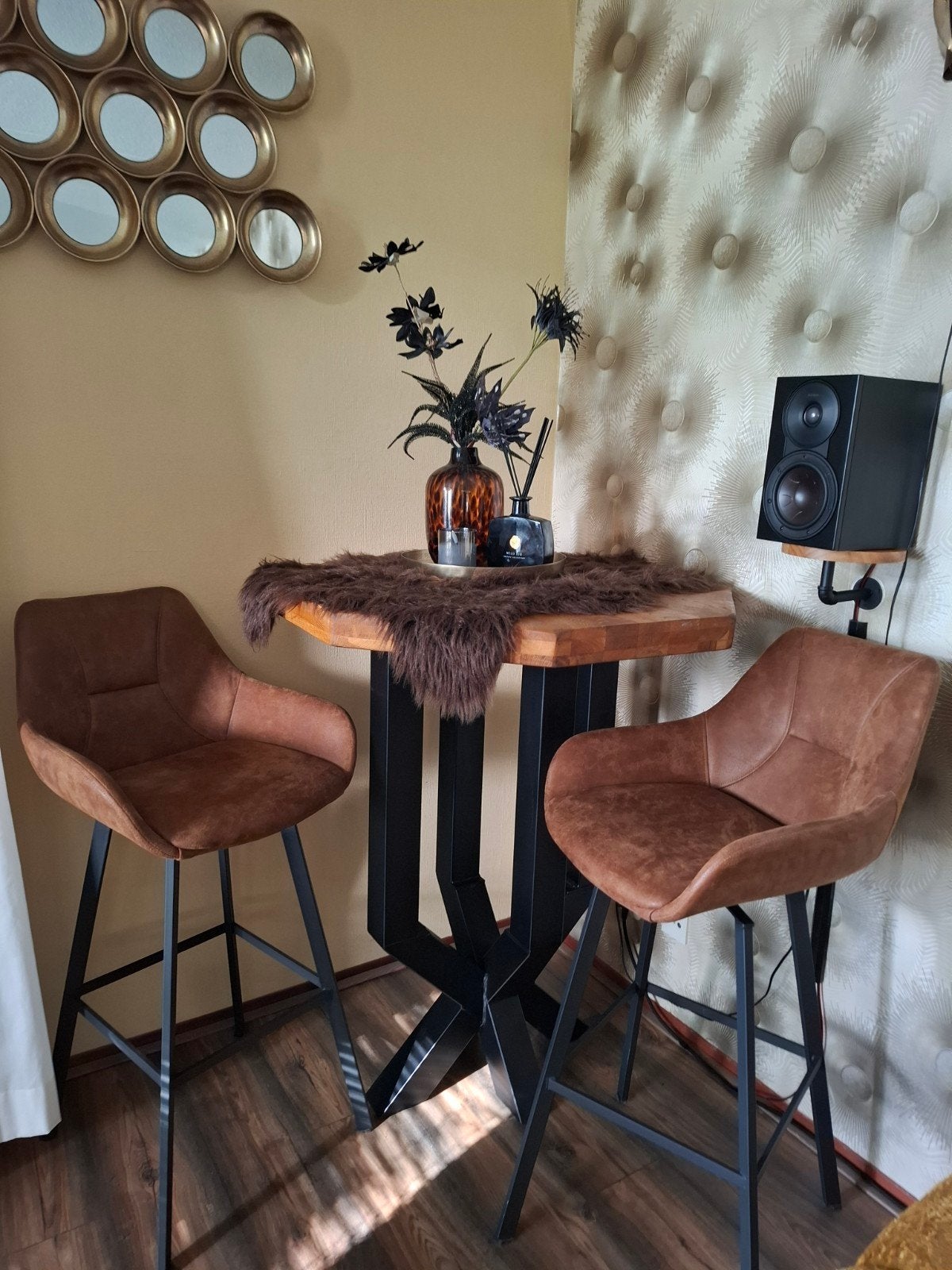 Set van 2 barkrukken met voetsteun en bar tafel, Ophalen, Met voetsteun, 60 tot 90 cm, Zo goed als nieuw