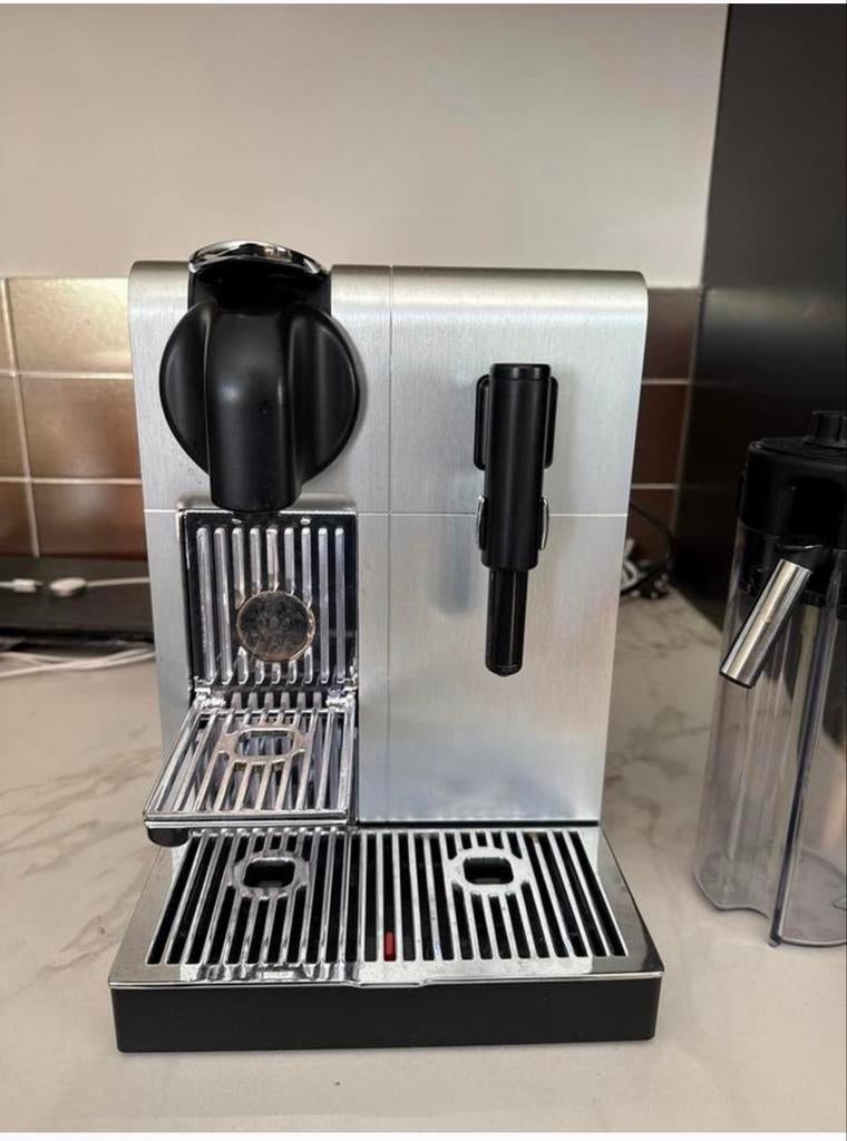 Nespresso DeLonghi Lattissima Touch Koffiemachine, Koffiemachine, Ophalen of Verzenden, Zo goed als nieuw, 2 tot 4 kopjes